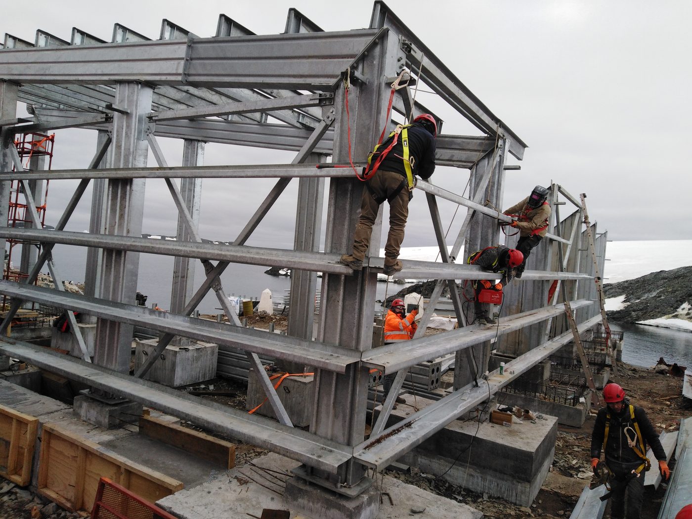 Montaje de estructura metálica con grúa